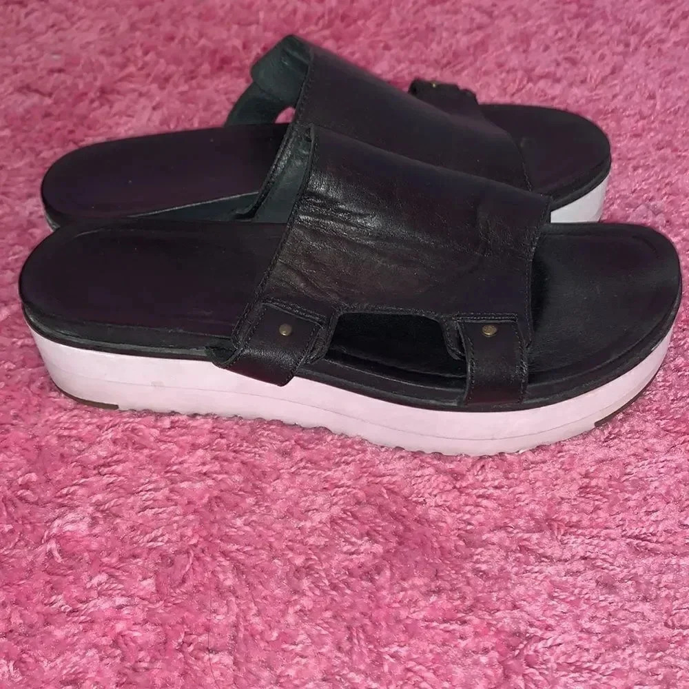 UGG Maire Platform Sandals - Picture 4 of 5